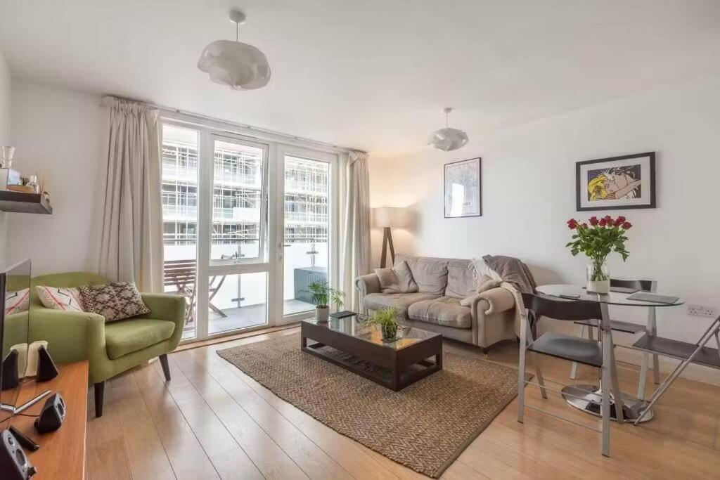 Lovely 1br With Balcony & Stunning Views In Brixton Lägenhet *