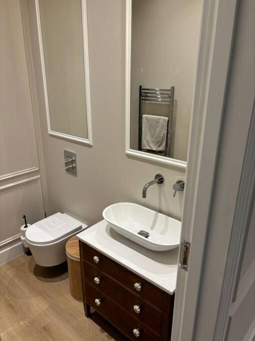 Notting Hill Designer 1-bed Flat London