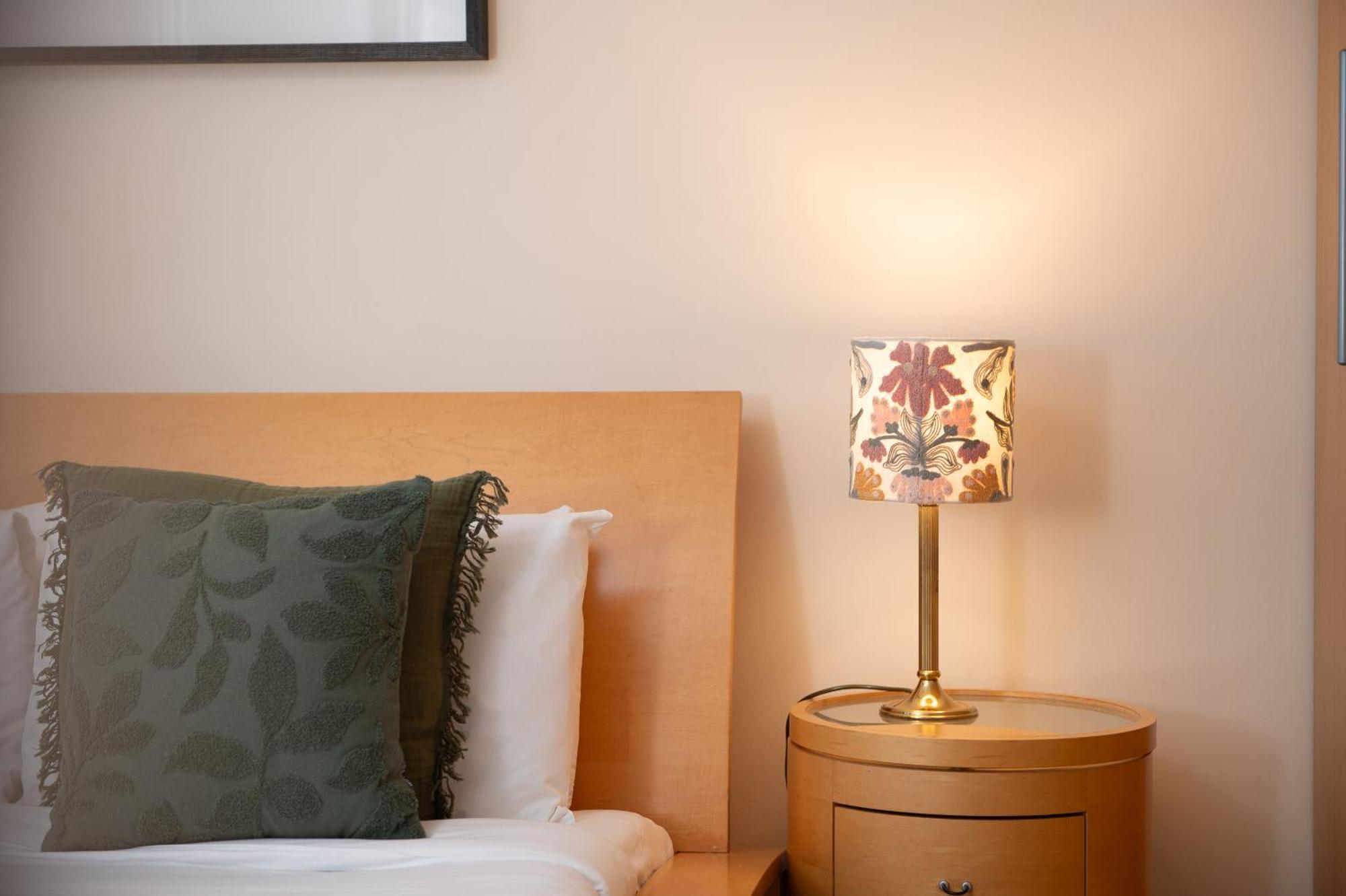 Capital One Bedroom Flat Chelsea Cloisters 724 Apartment London