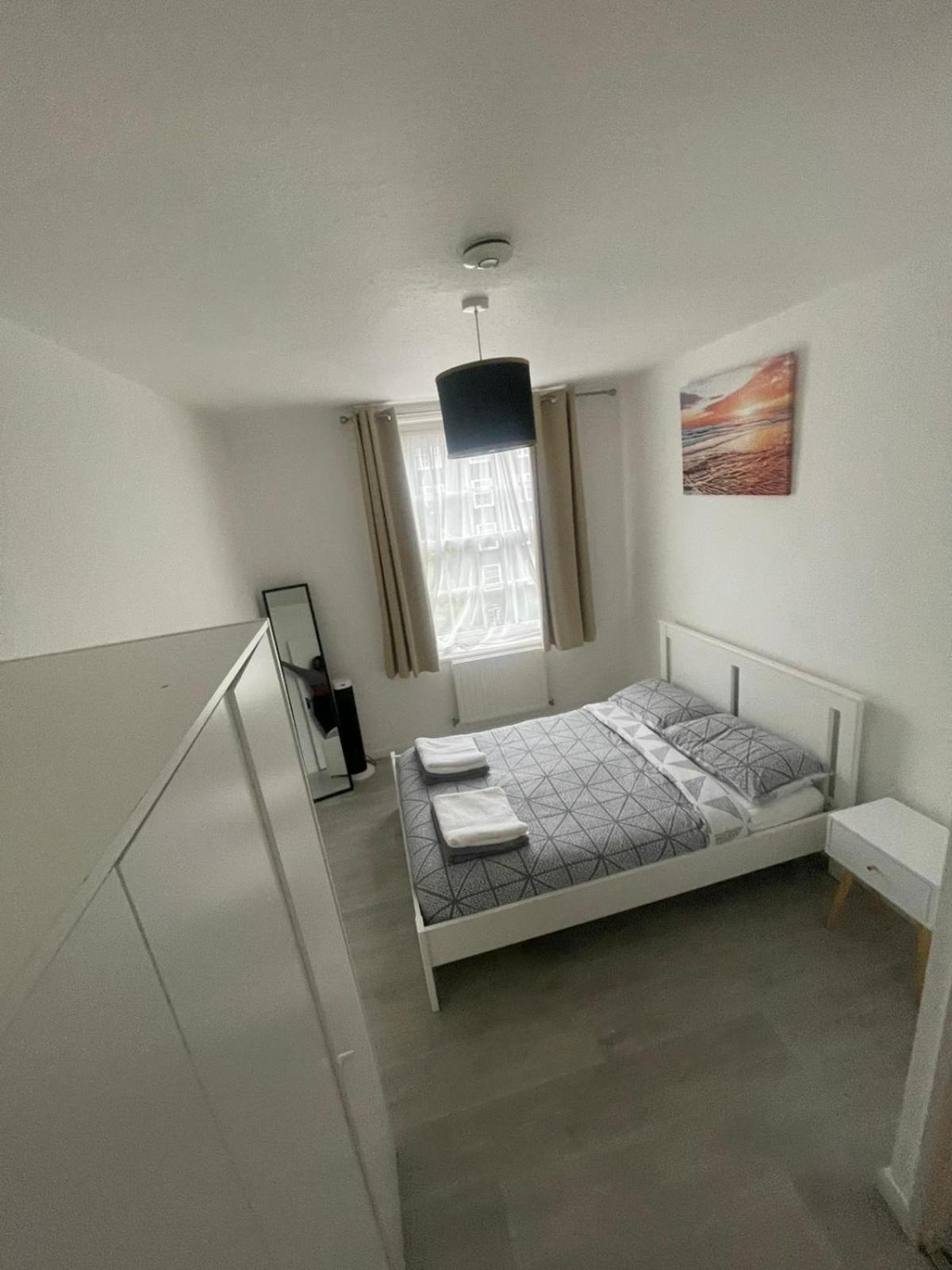 One Bedroom Flat Near Vauxhall Train Station *