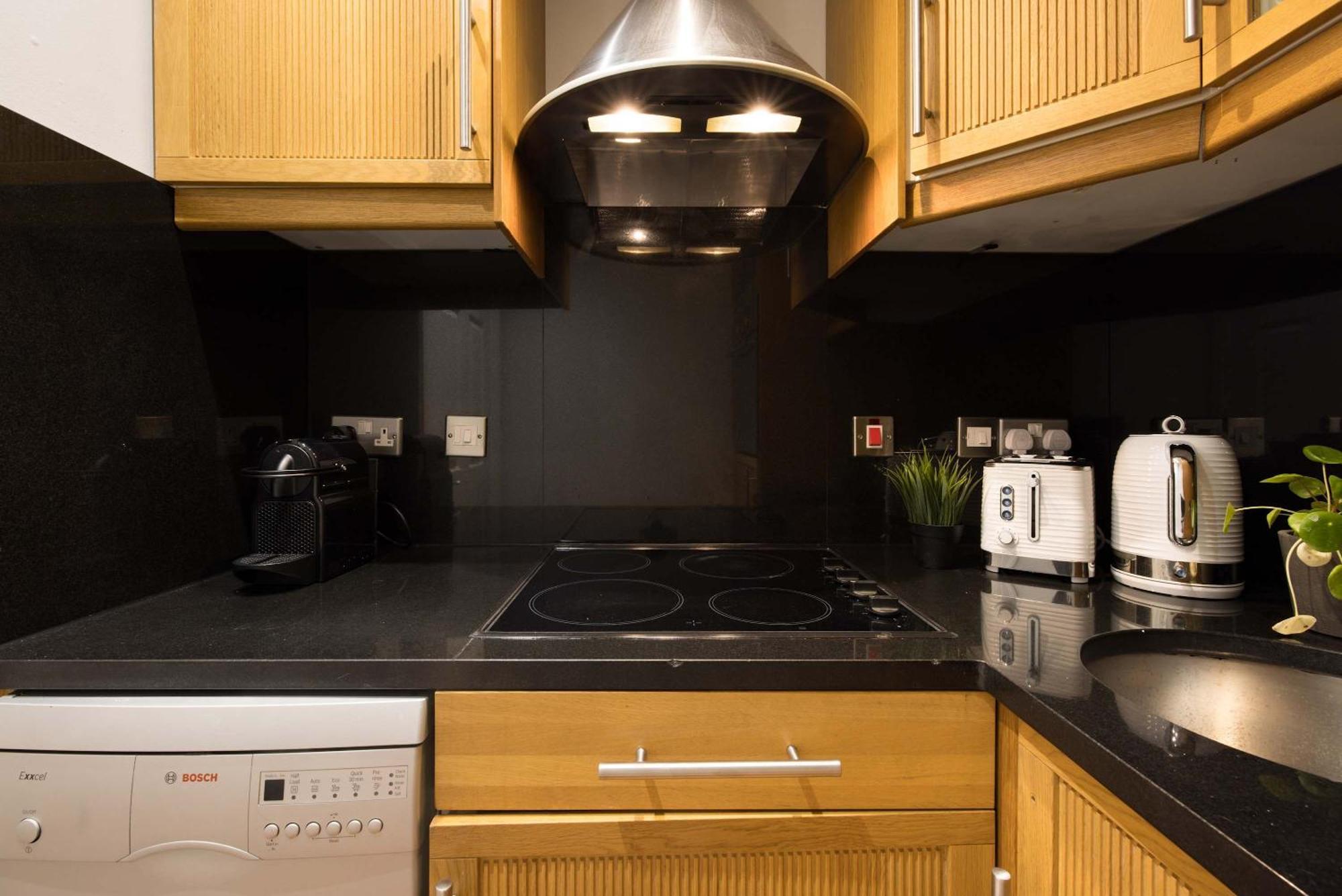Chic & Sunlit Earls Court Flat * London