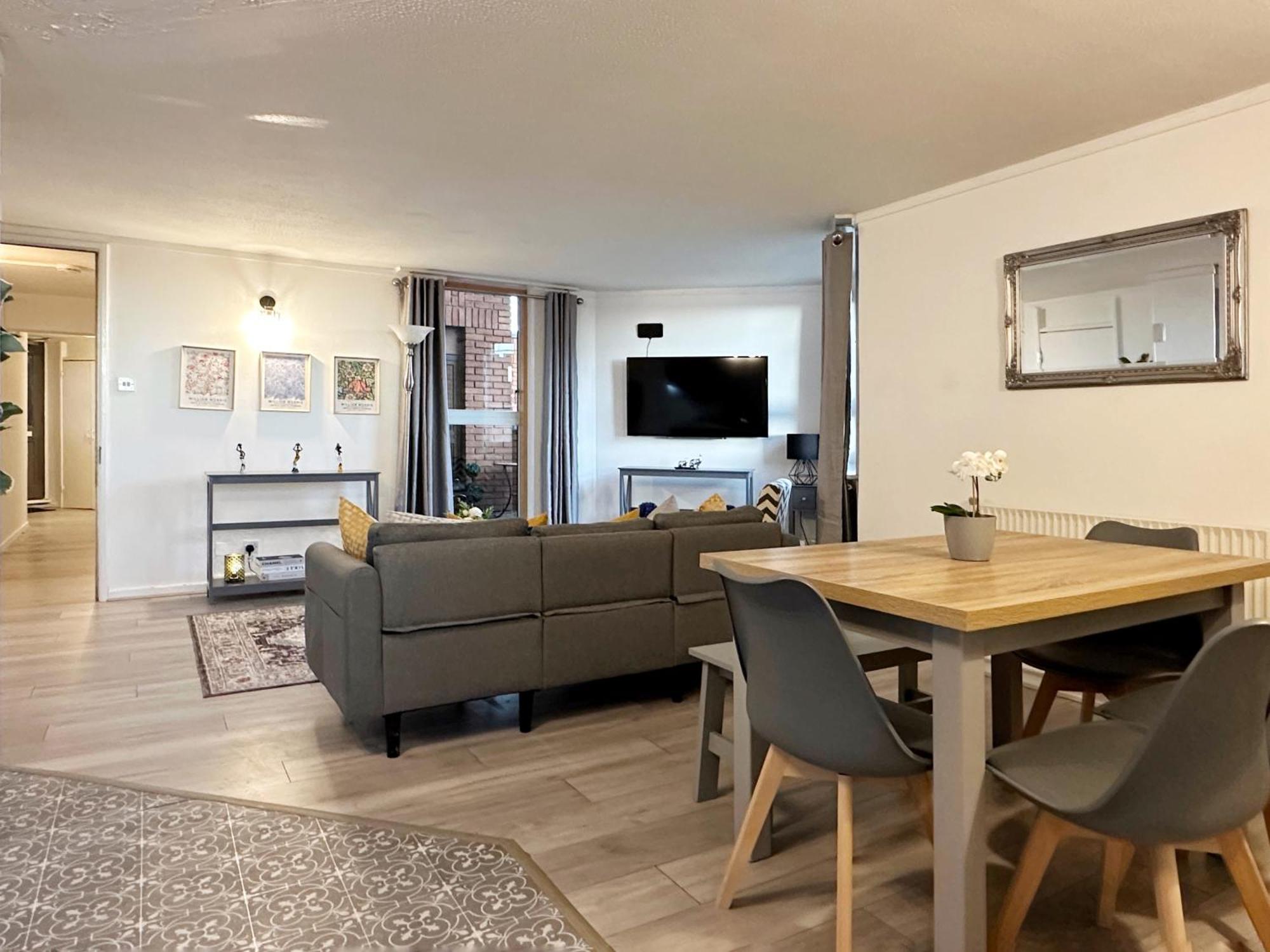 Aria's Place In Chelsea - 2 King Size Bed, 1 Double Bed Apartment