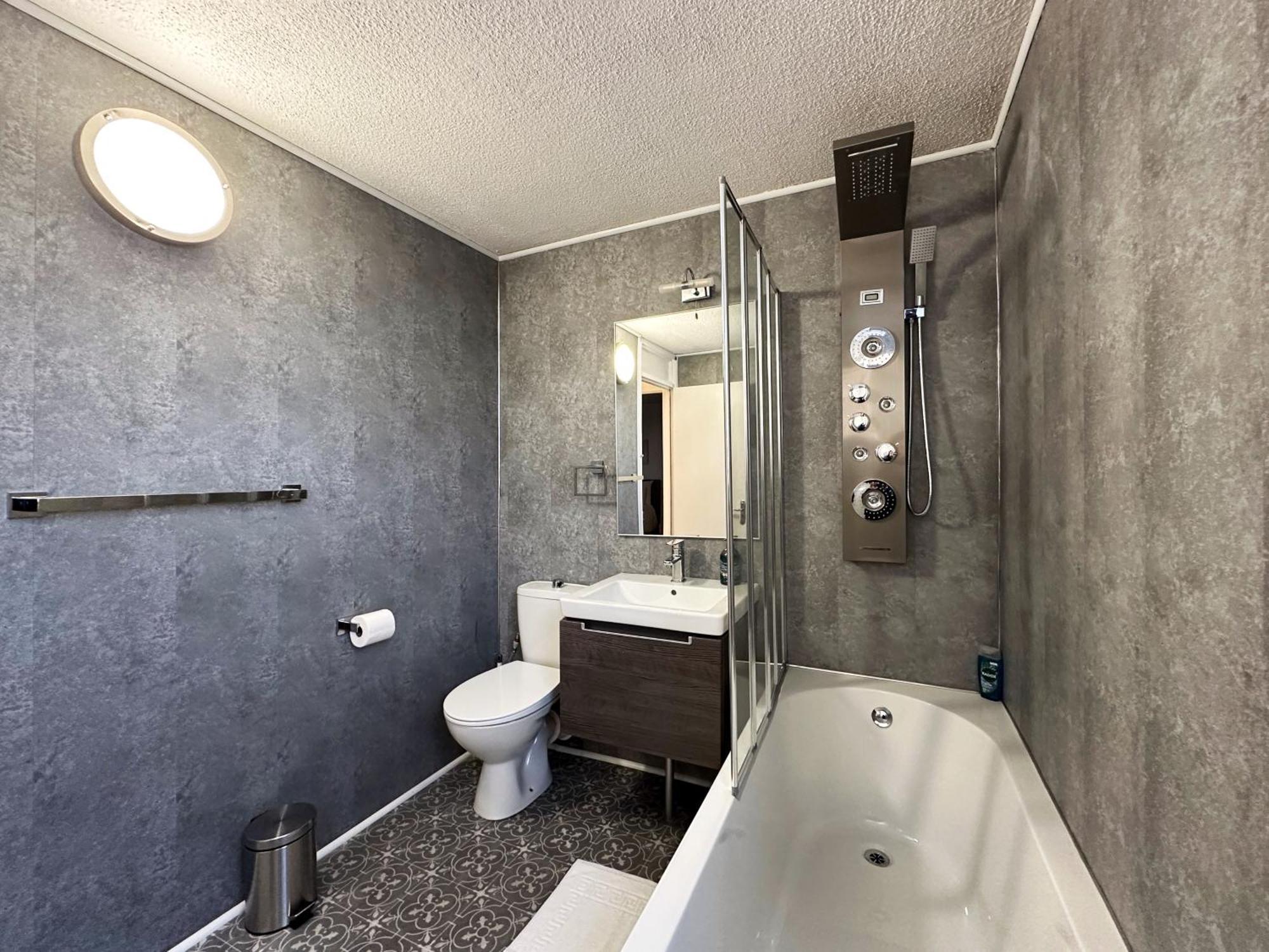 Aria's Place In Chelsea - 2 King Size Bed, 1 Double Bed Apartment