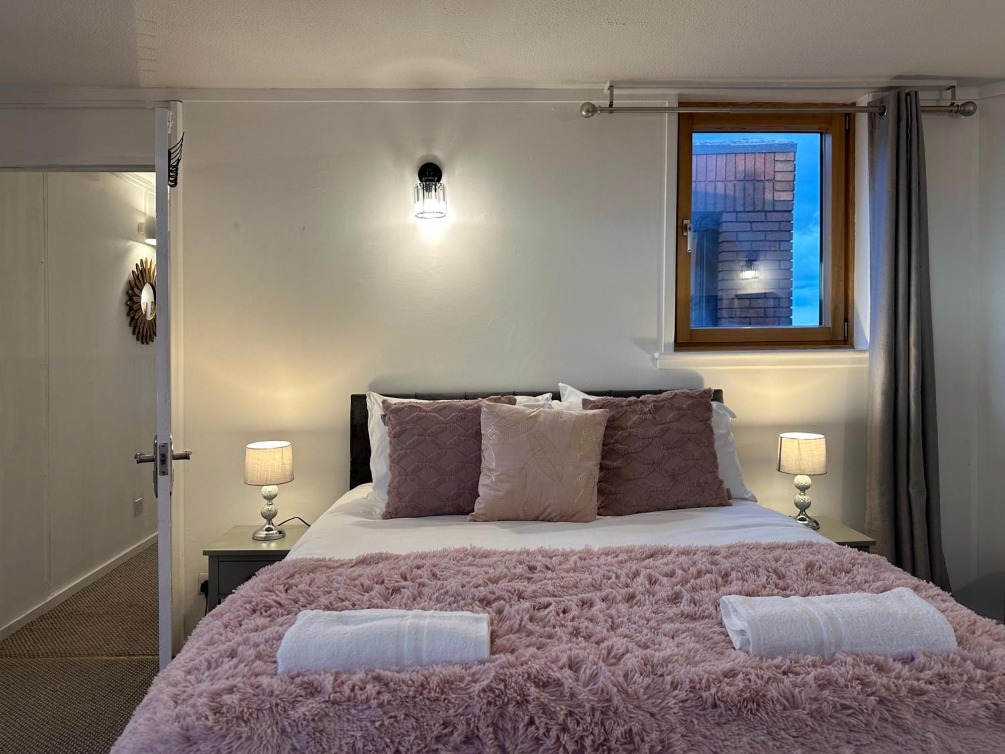 Aria's Place In Chelsea - 2 King Size Bed, 1 Double Bed Apartment *