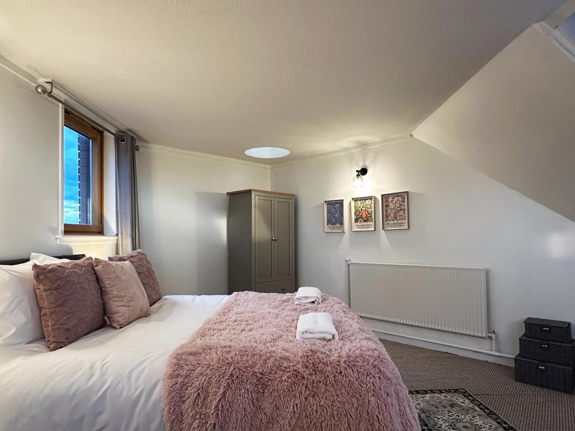 Aria's Place In Chelsea - 2 King Size Bed, 1 Double Bed Apartment London