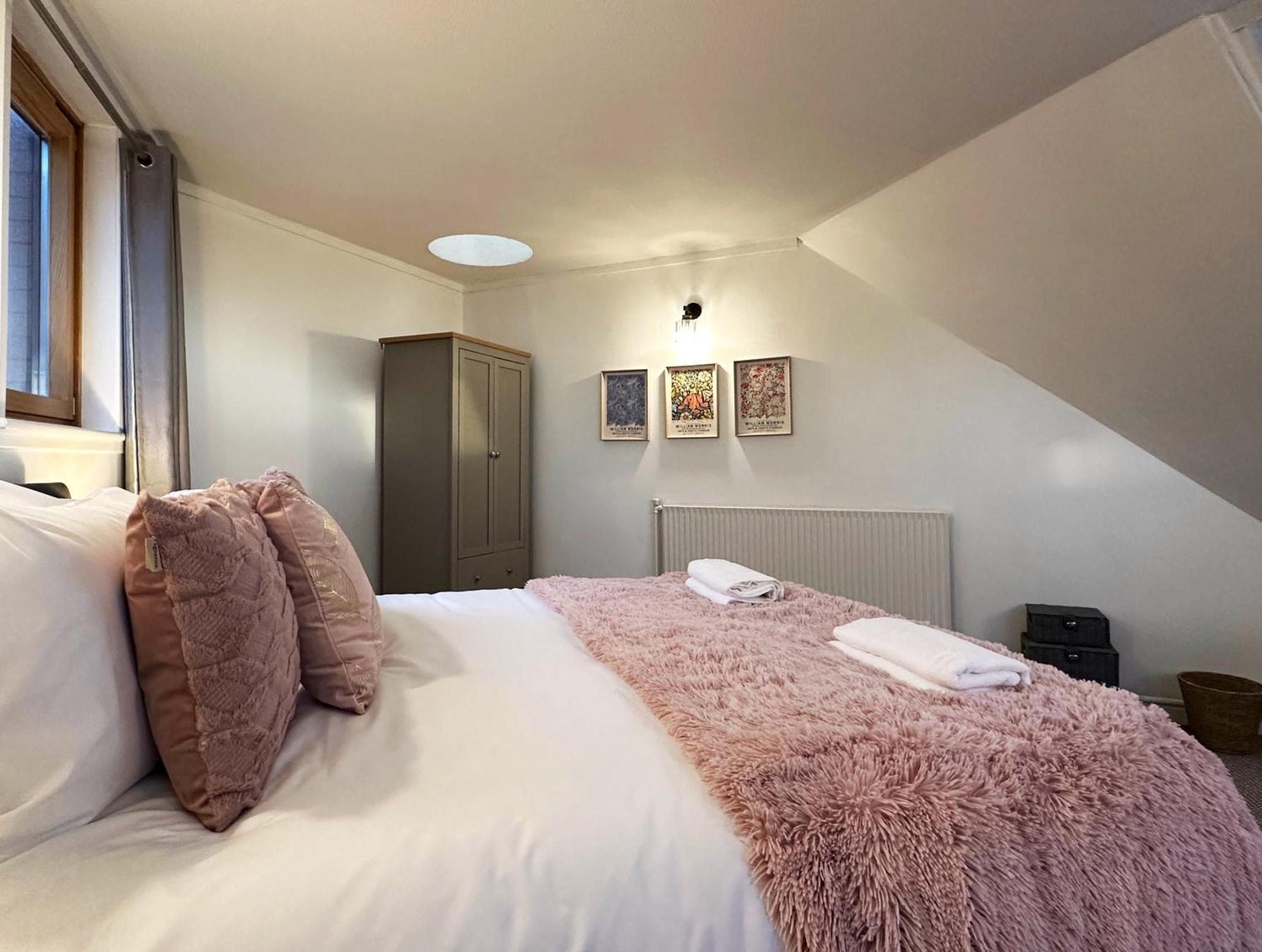 Aria's Place In Chelsea - 2 King Size Bed, 1 Double Bed Apartment *