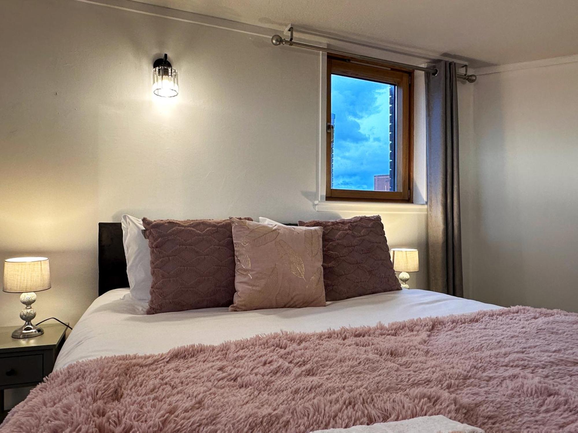 Aria's Place In Chelsea - 2 King Size Bed, 1 Double Bed Apartment
