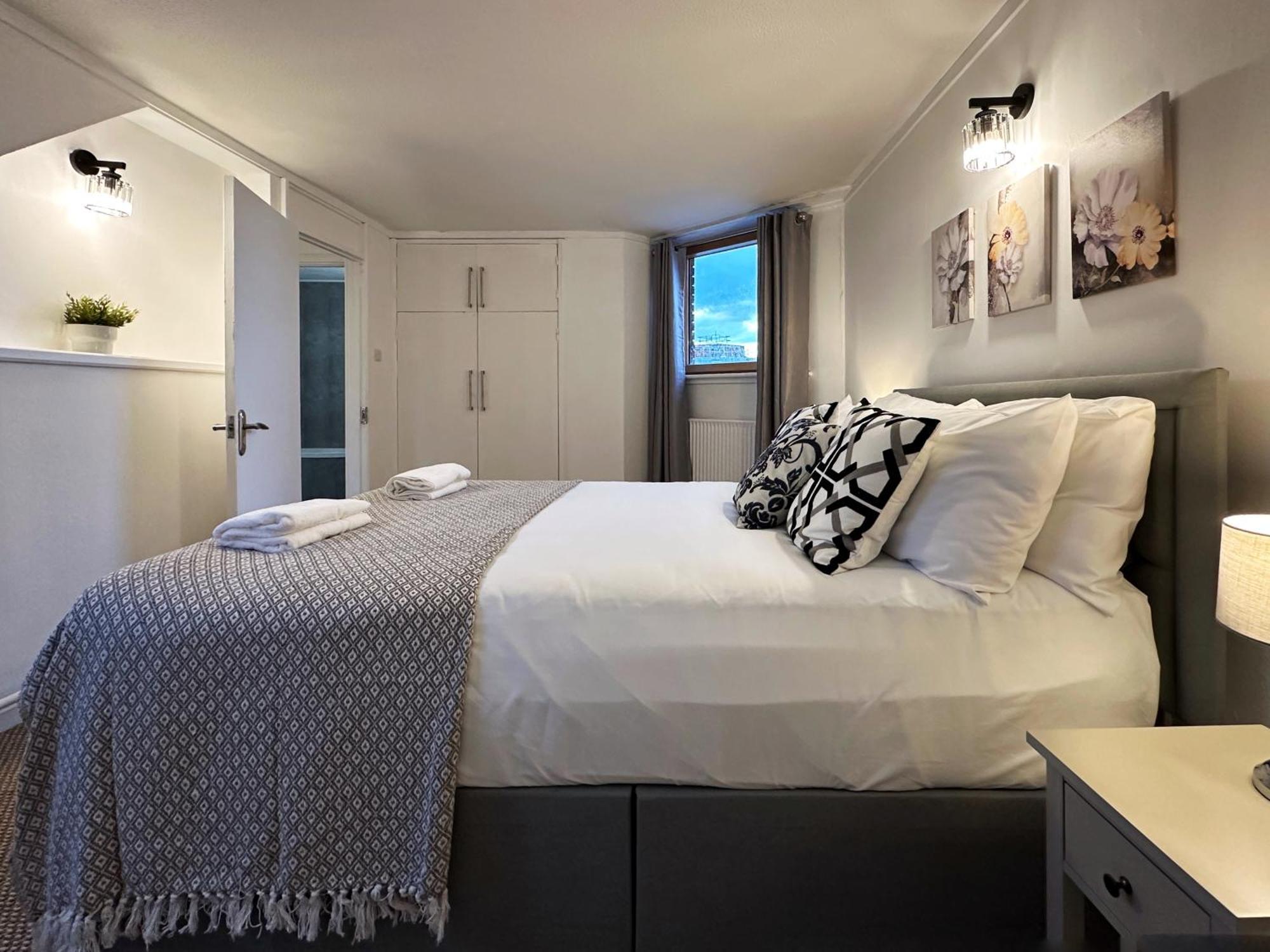 Aria's Place In Chelsea - 2 King Size Bed, 1 Double Bed Apartment