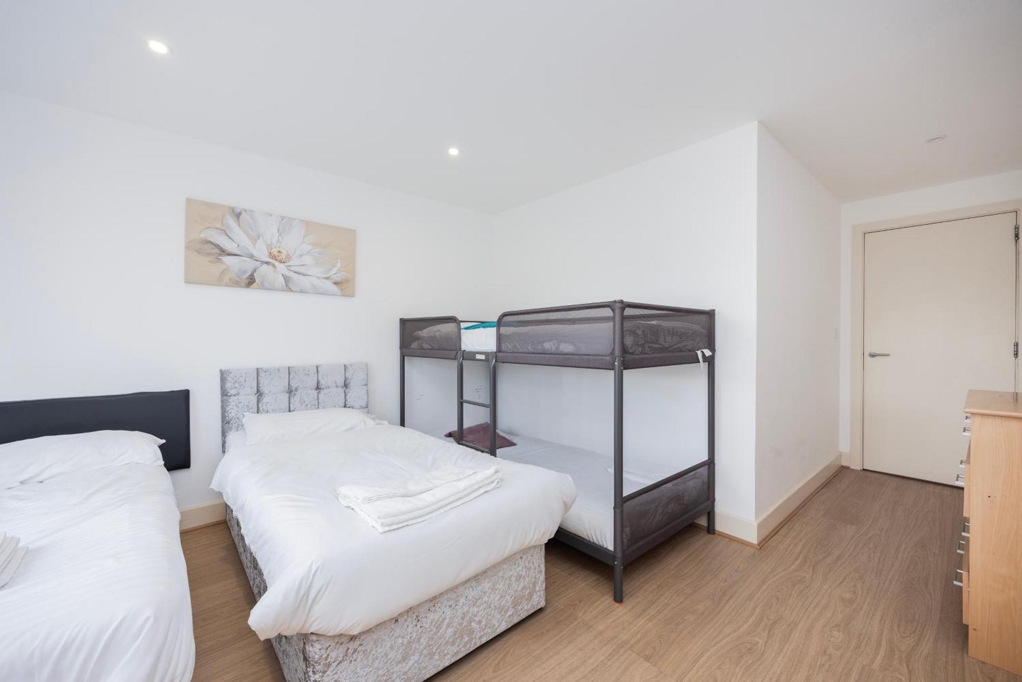 Apartment Heads On Bed -canary Wharf Docklands For The Larger Groups