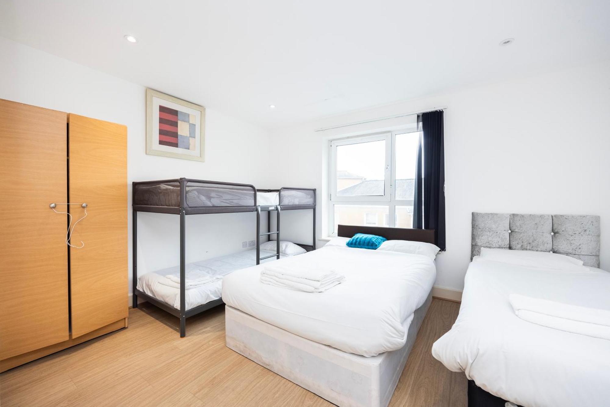 Heads On Bed -canary Wharf Docklands For The Larger Groups Apartment