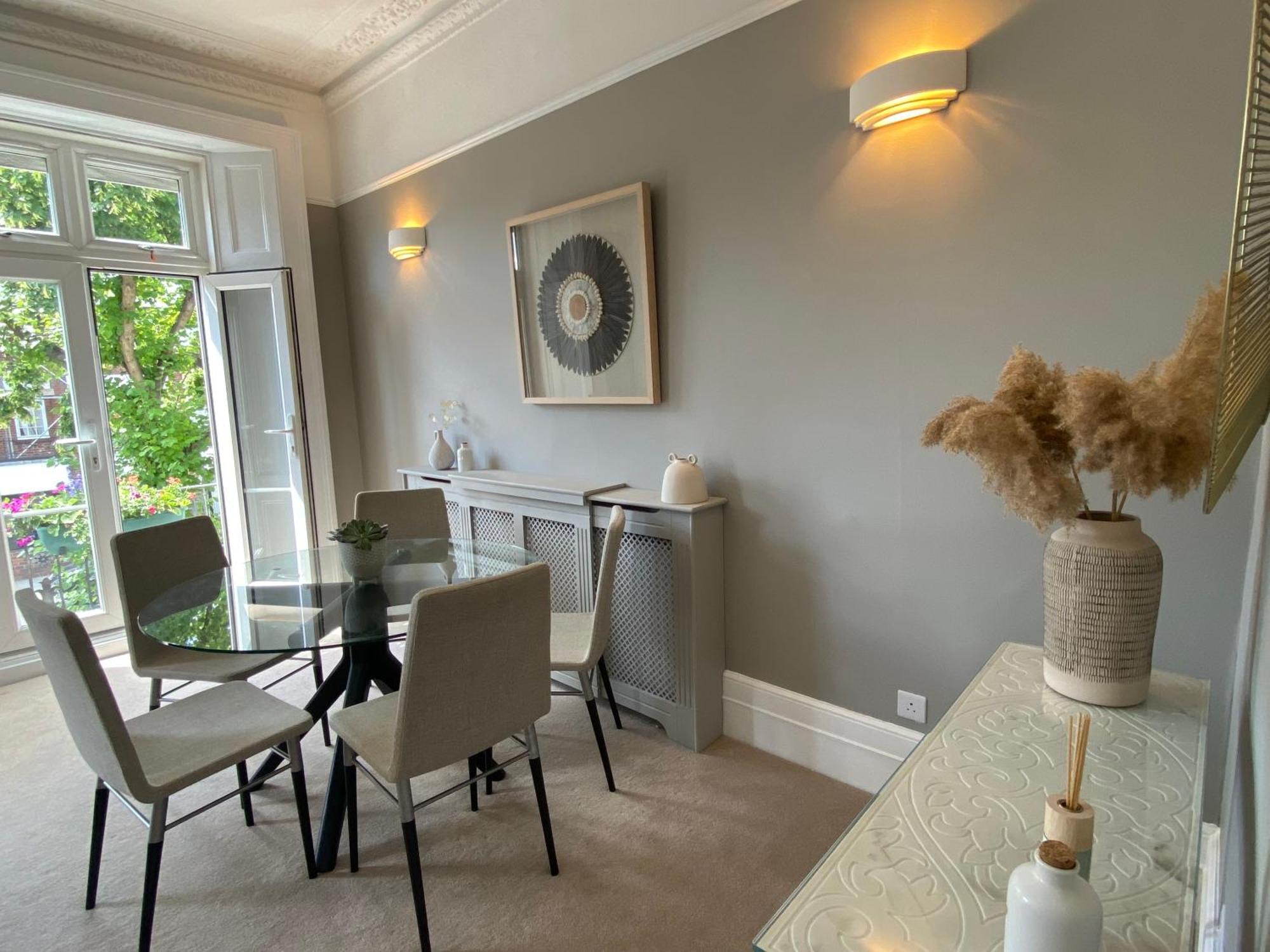 Lovely Large 1 Bed Renovated Flat W Balcony & 600mb Wifi Appartement *