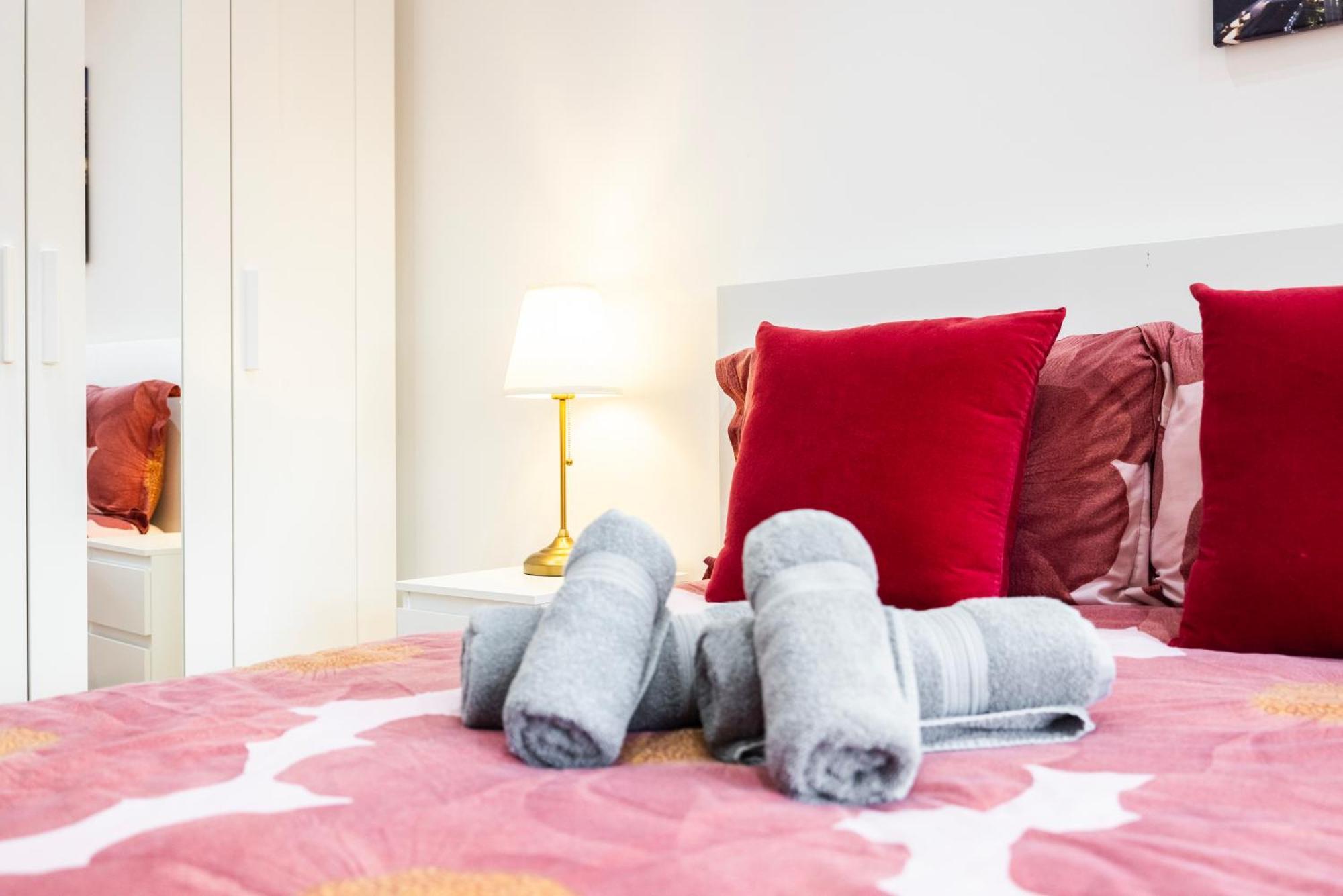 2 Bedroom Charming & Magnificent Flat * Londen