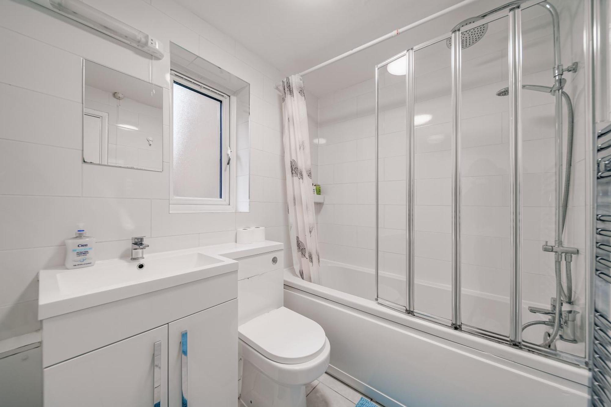 Lara's Place In Canada Water - 1 Double Bed, 1 Sofa Bed Apartment