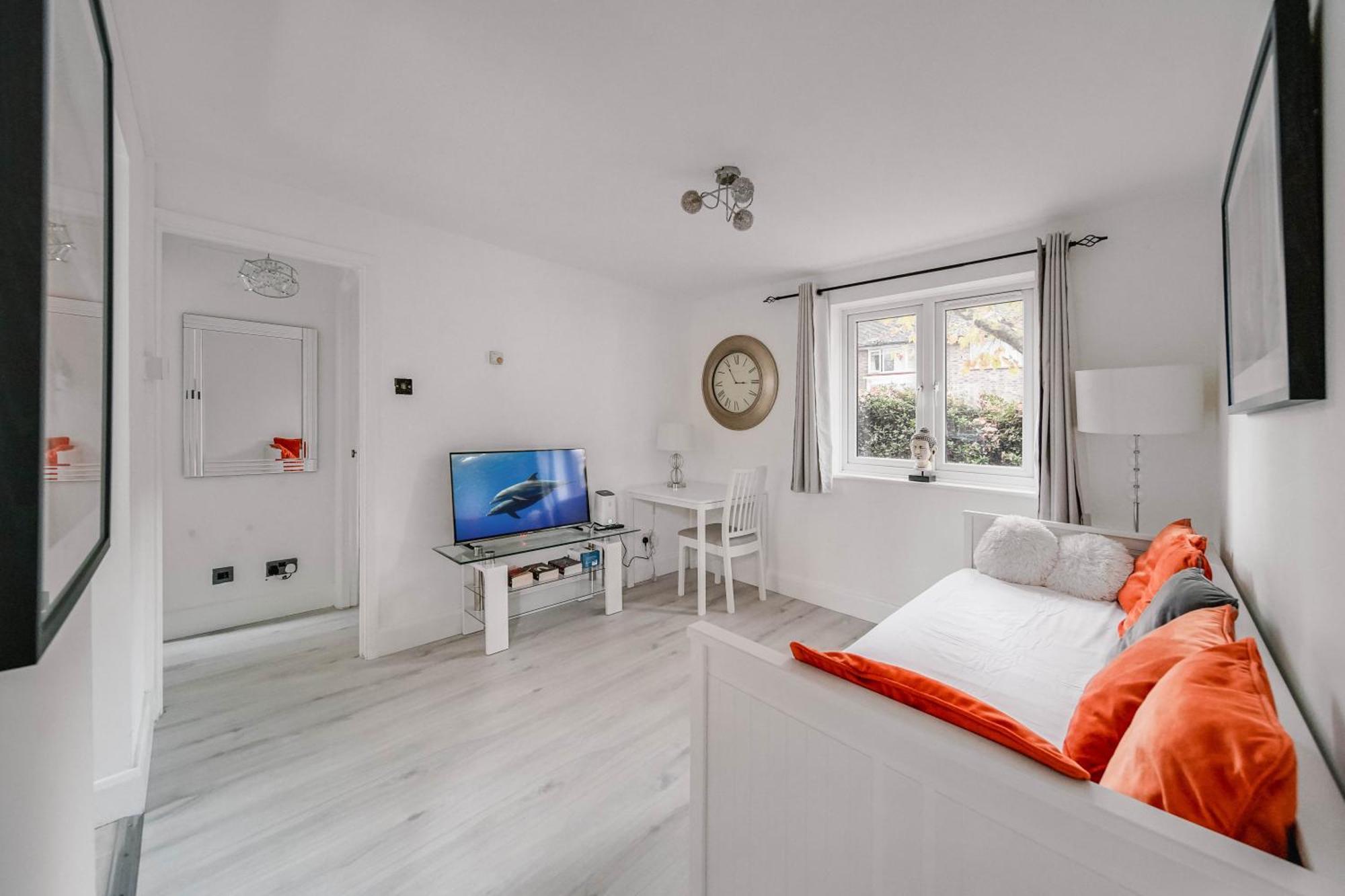 Lara's Place In Canada Water - 1 Double Bed, 1 Sofa Bed Apartment