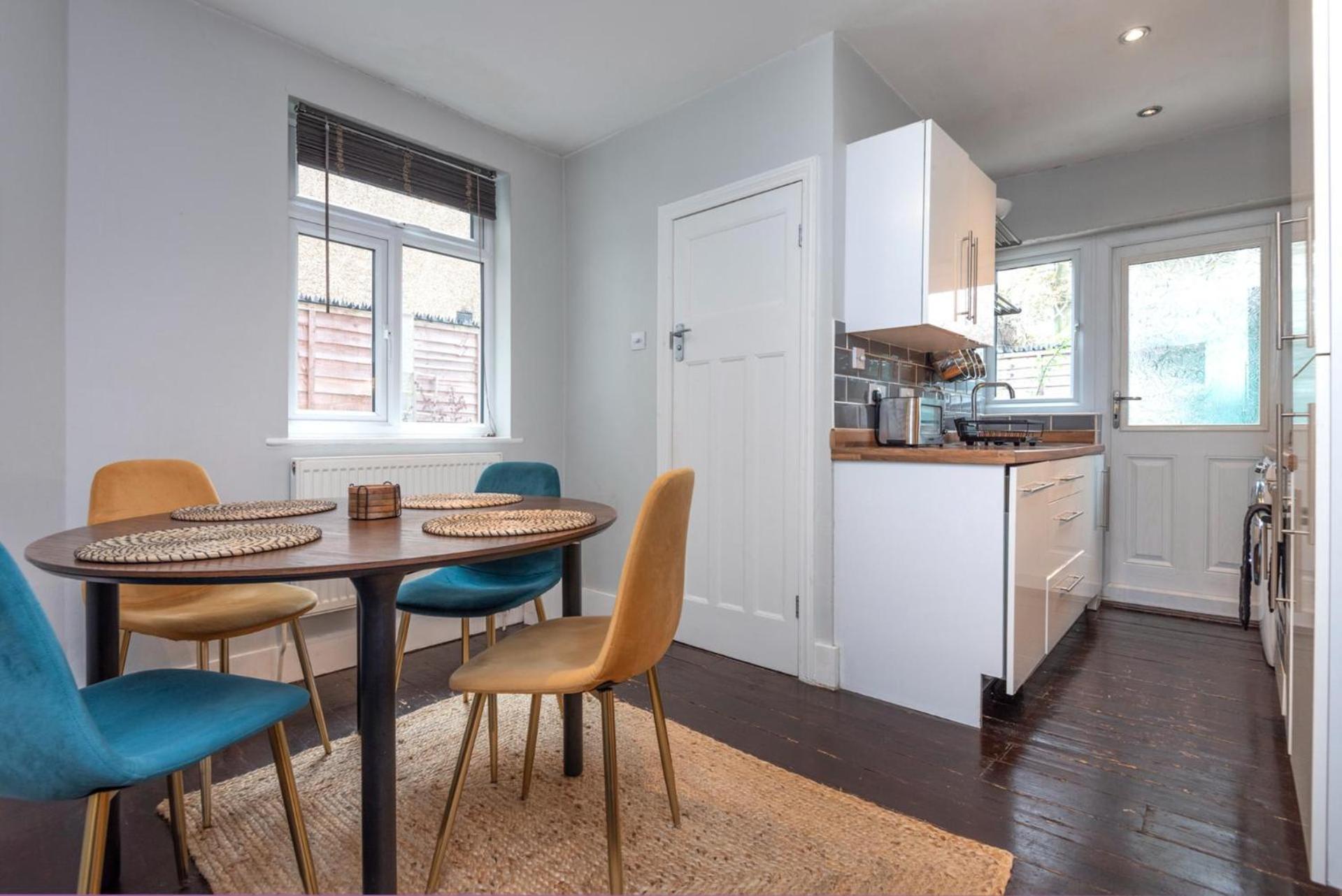 Stylish 1-bed With Private Entrance & Garden Appartamento *