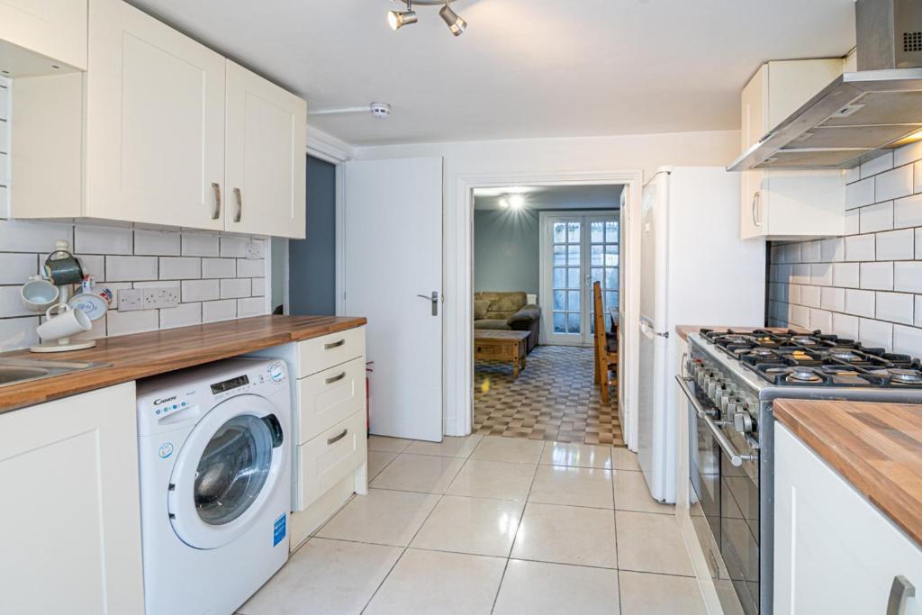 Beautiful House Comfortable & Cozy Guest house London