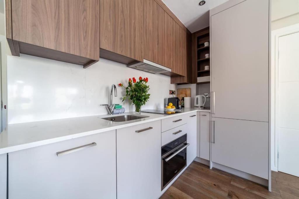Elegant 2 Bedroom Apartment, Steps From History & V&a Museums, 2 Bathroom & 2 Elevators London