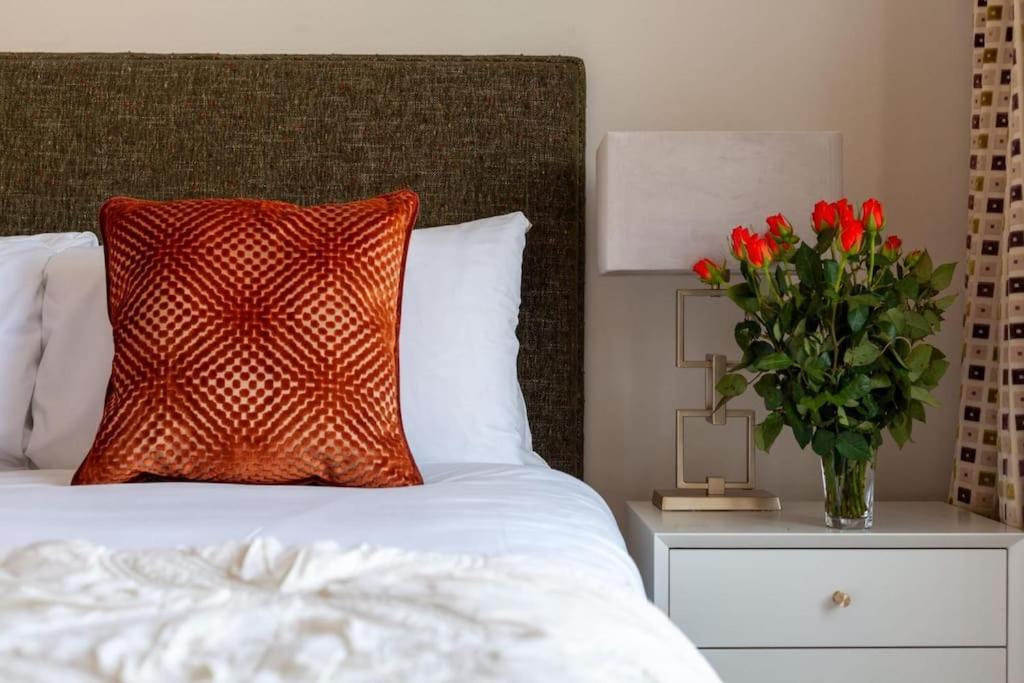 Elegant 2 Bedroom Apartment, Steps From History & V&a Museums, 2 Bathroom & 2 Elevators * London
