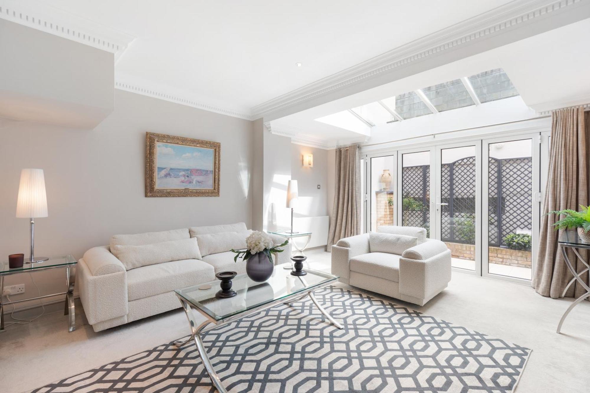 Stunning Knightsbridge 2bed Flat! London