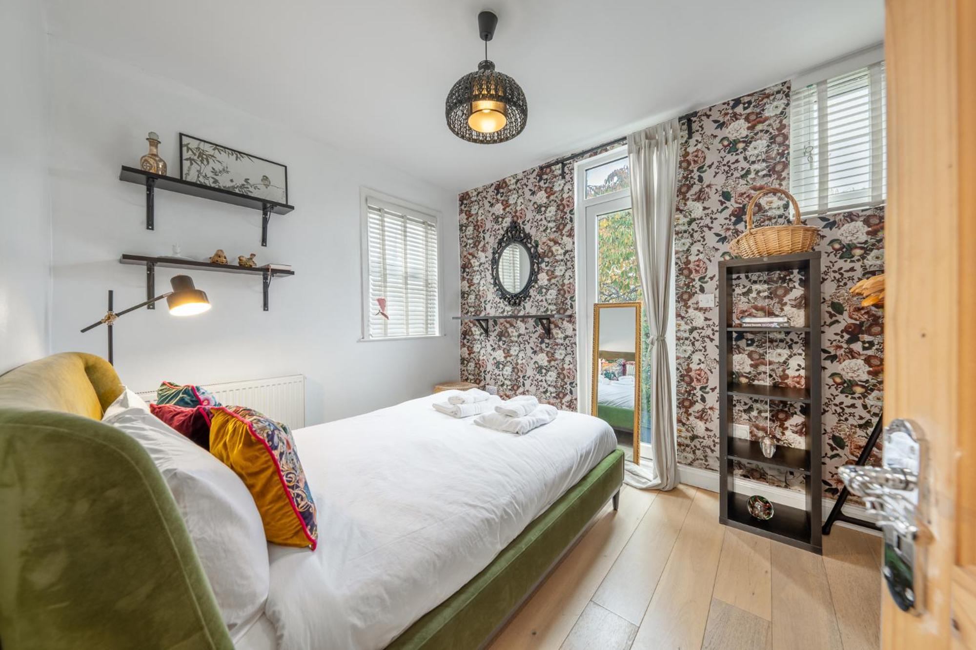 Claremont House 4br - * London
