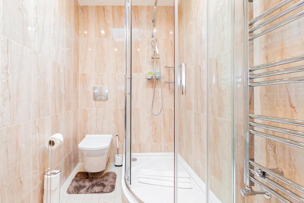 Beautiful Top-floor 2-bedroom Flat In Battersea With Private Balcony & Scenic Views