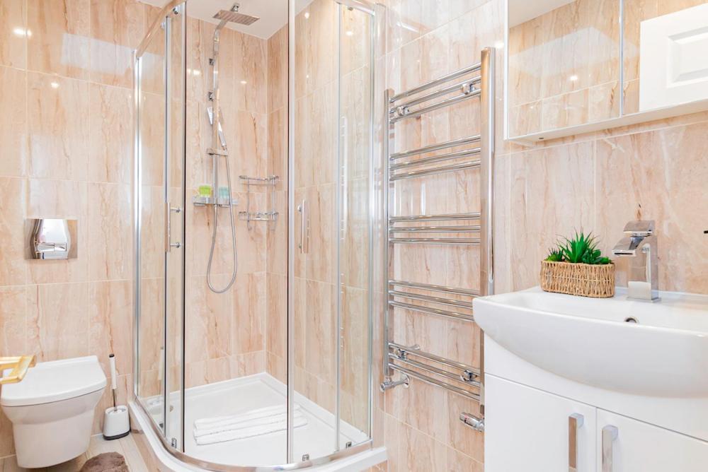Apartment Beautiful Top-floor 2-bedroom Flat In Battersea With Private Balcony & Scenic Views London