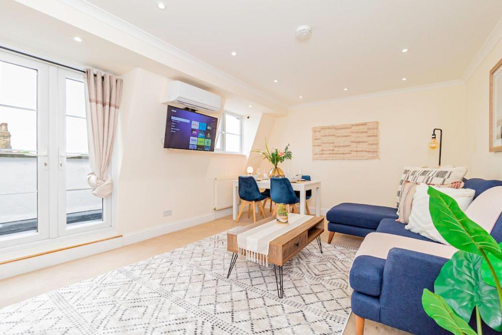 Beautiful Top-floor 2-bedroom Flat In Battersea With Private Balcony & Scenic Views Apartment London