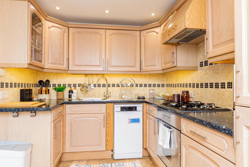 Beautiful Top-floor 2-bedroom Flat In Battersea With Private Balcony & Scenic Views Apartment *