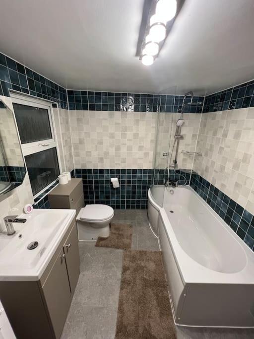 Apartment Stunning 2 Bed Located On High Street, 5 Minutes From New Cross Station, Free Parking, 1 Minute From Famous 5 Star Lit Shisha Bar And Restaurant *