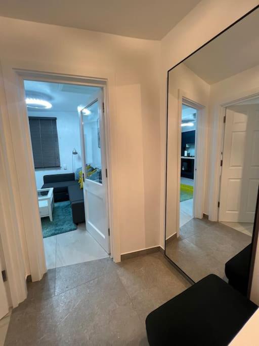 Apartment Stunning 2 Bed Located On High Street, 5 Minutes From New Cross Station, Free Parking, 1 Minute From Famous 5 Star Lit Shisha Bar And Restaurant London