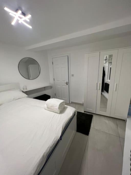 Stunning 2 Bed Located On High Street, 5 Minutes From New Cross Station, Free Parking, 1 Minute From Famous 5 Star Lit Shisha Bar And Restaurant Apartment *