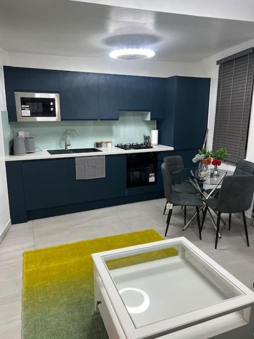 Apartment Stunning 2 Bed Located On High Street, 5 Minutes From New Cross Station, Free Parking, 1 Minute From Famous 5 Star Lit Shisha Bar And Restaurant *