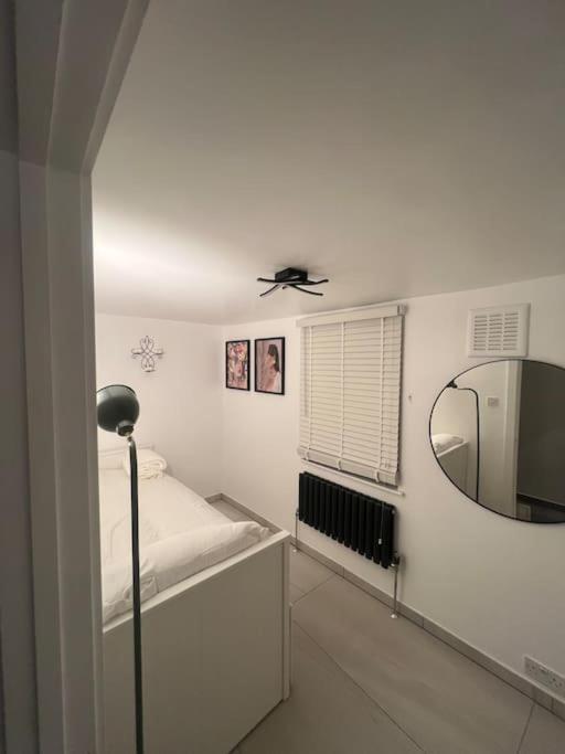 Stunning 2 Bed Located On High Street, 5 Minutes From New Cross Station, Free Parking, 1 Minute From Famous 5 Star Lit Shisha Bar And Restaurant Apartment *