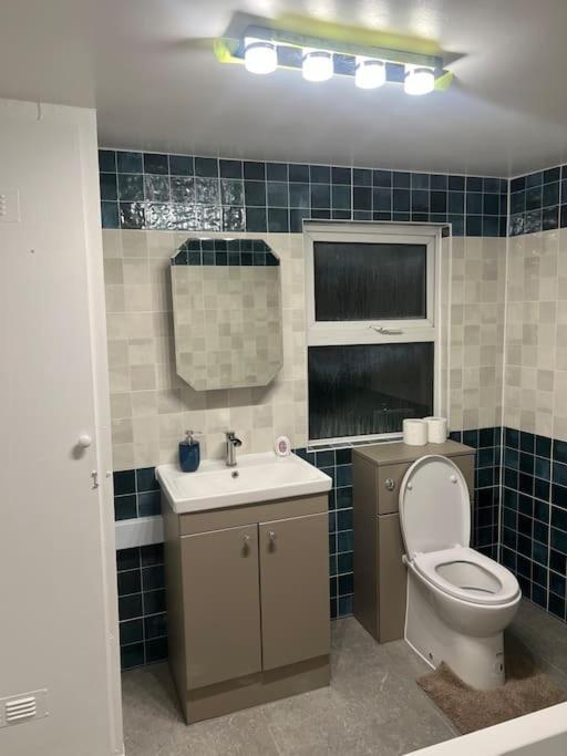 Stunning 2 Bed Located On High Street, 5 Minutes From New Cross Station, Free Parking, 1 Minute From Famous 5 Star Lit Shisha Bar And Restaurant Apartment London