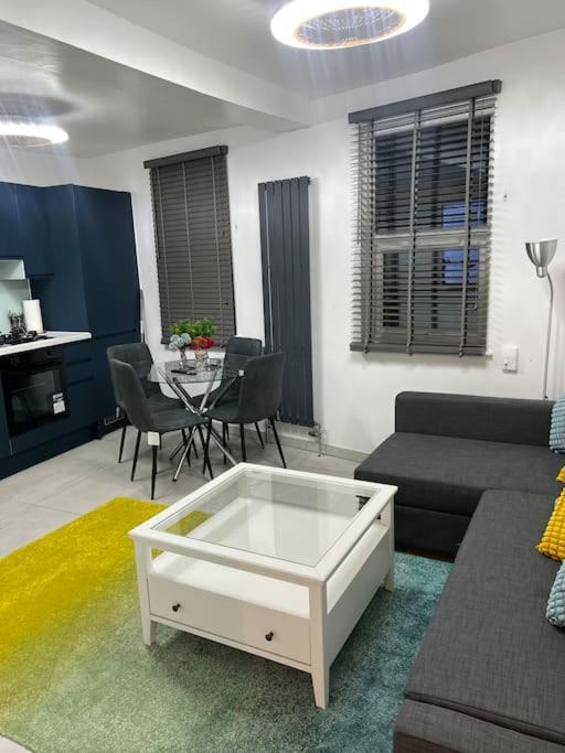Stunning 2 Bed Located On High Street, 5 Minutes From New Cross Station, Free Parking, 1 Minute From Famous 5 Star Lit Shisha Bar And Restaurant London