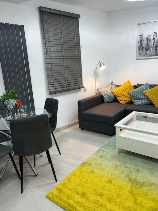 Apartment Stunning 2 Bed Located On High Street, 5 Minutes From New Cross Station, Free Parking, 1 Minute From Famous 5 Star Lit Shisha Bar And Restaurant