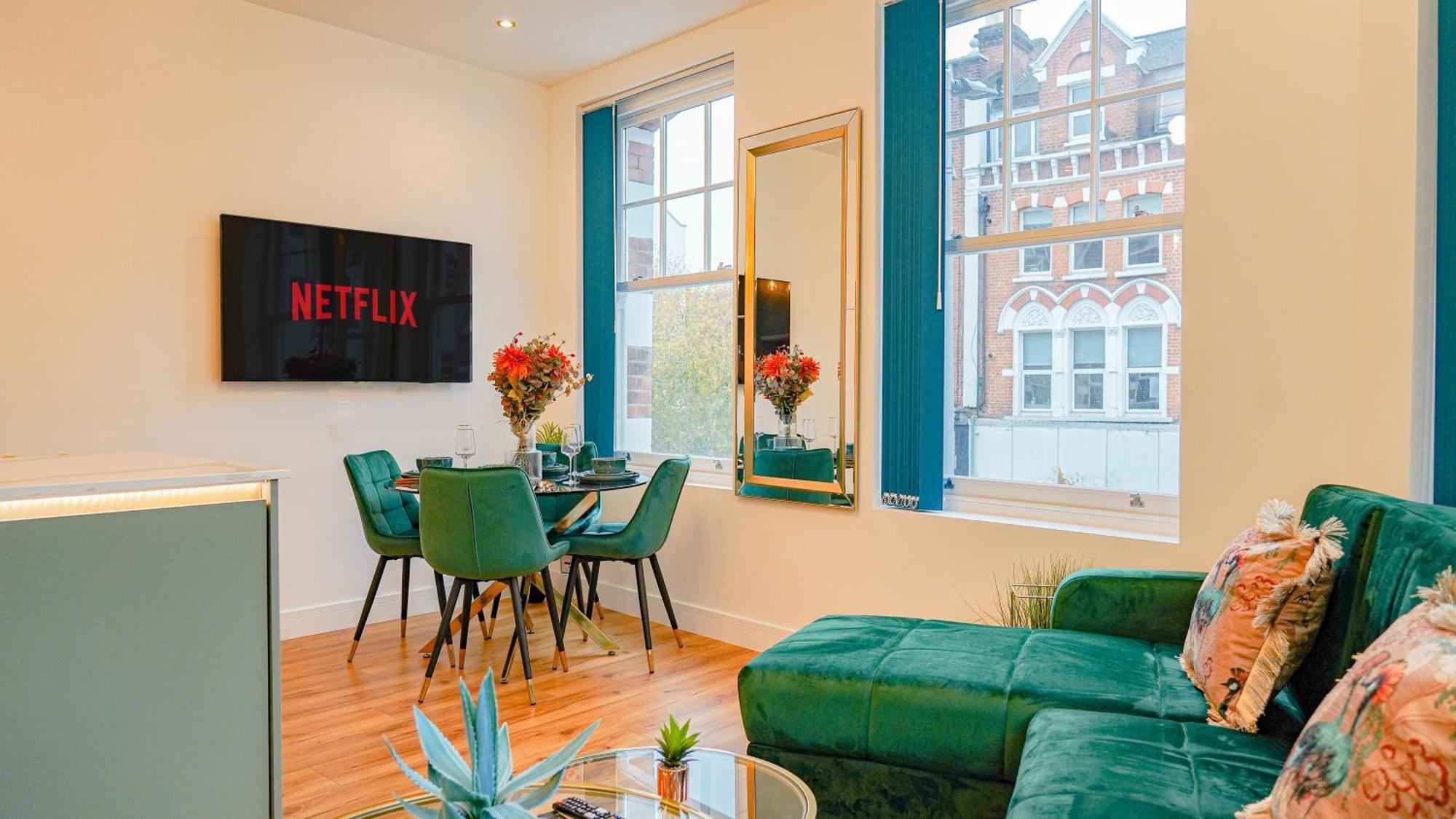 New Luxurious Stunning Block In Leilighet London