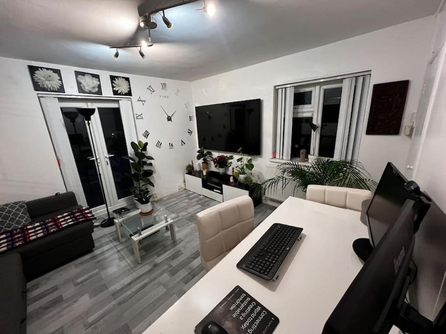 Appartement 1-bed Flat With Fast Wi-fi In Prime Location 15mins From