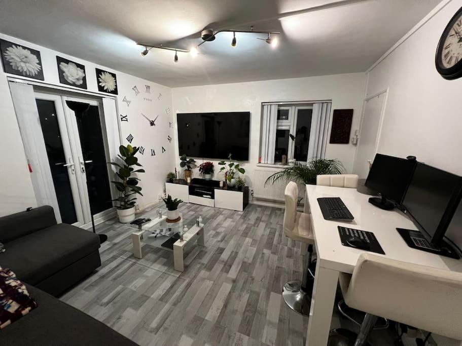 Appartement 1-bed Flat With Fast Wi-fi In Prime Location 15mins From
