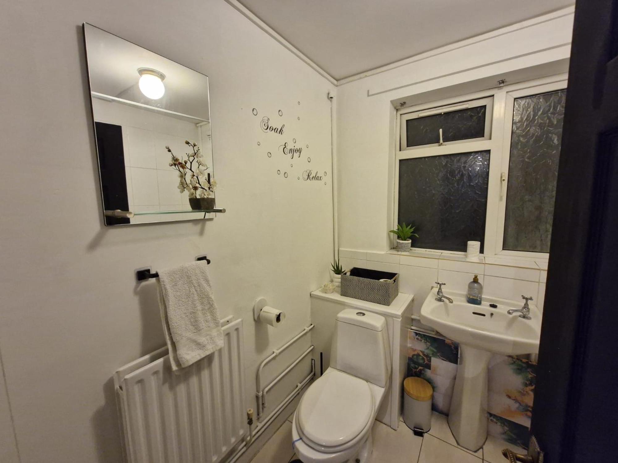 Elegant & Spacious 2-bedroom In Wimbledon Appartamento *