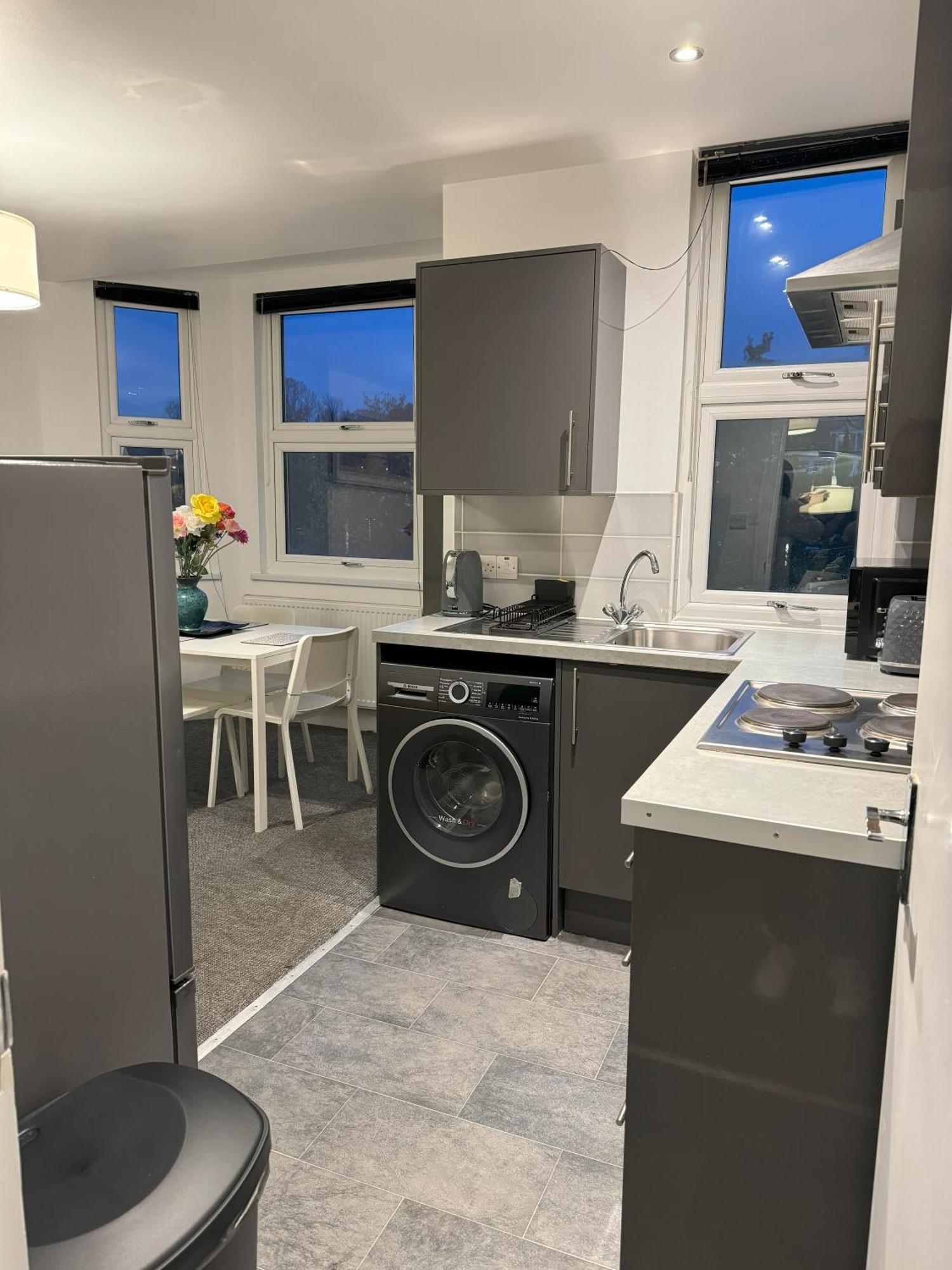 Apartment Near Alexandra Palace, *