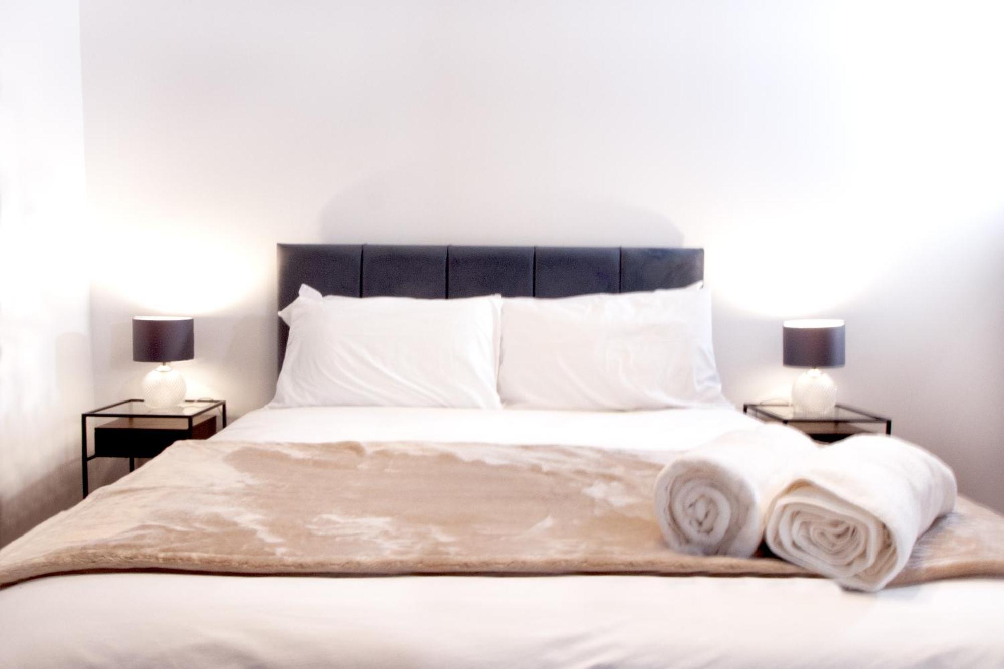 Spacious 3-bed House Close To The O2 Arena & Tube Vakantiehuis Londen