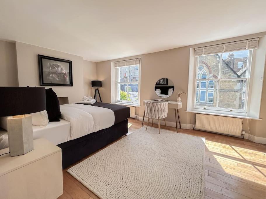 Stylish 2 Bed Flat On The Iconic Portobello Road *