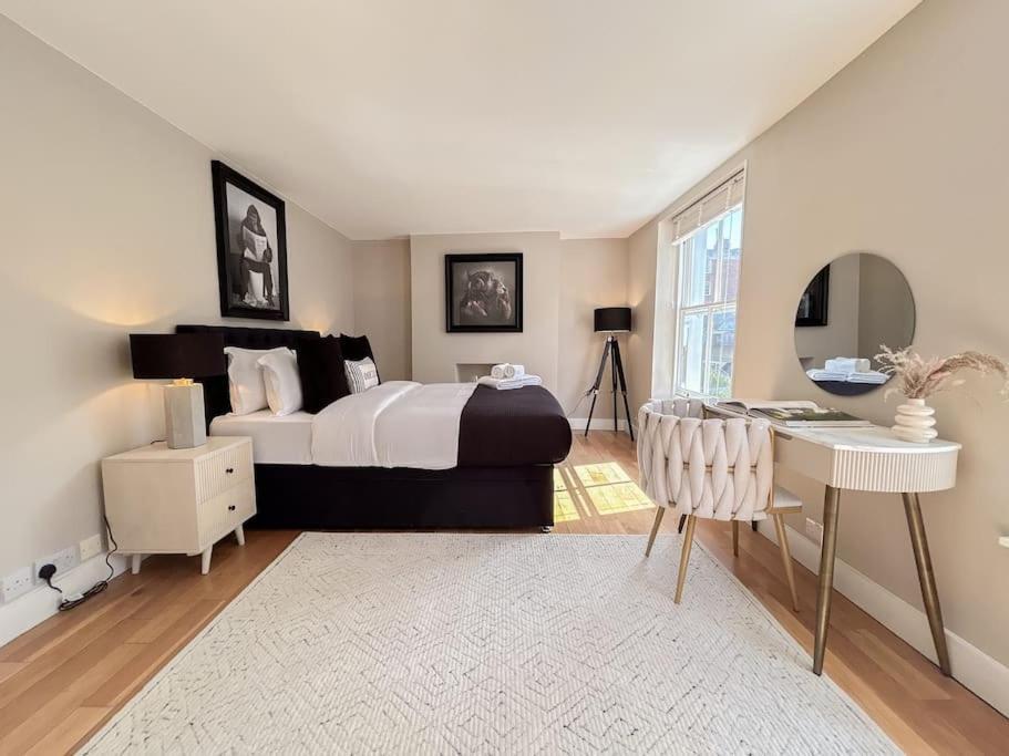 Stylish 2 Bed Flat On The Iconic Portobello Road London