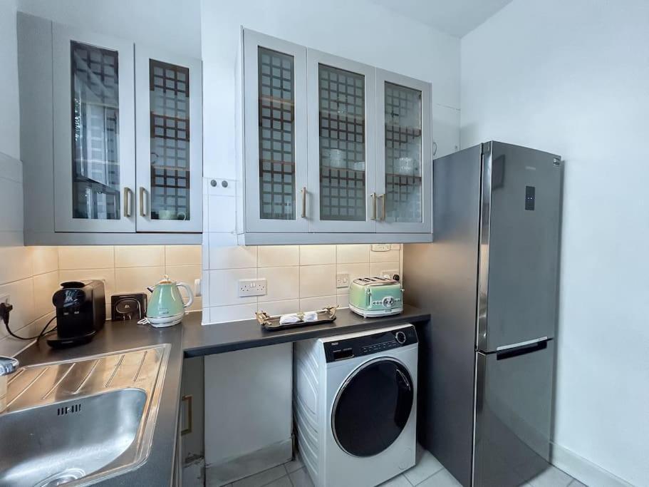 Stylish 2 Bed Flat On The Iconic Portobello Road Apartment