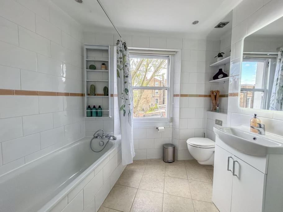 Stylish 2 Bed Flat On The Iconic Portobello Road *