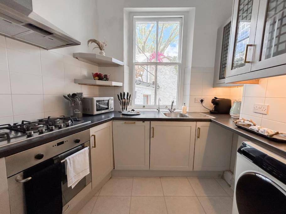 Stylish 2 Bed Flat On The Iconic Portobello Road London