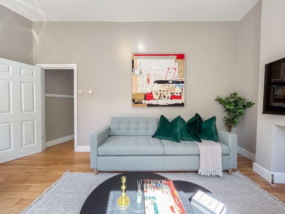 Stylish 2 Bed Flat On The Iconic Portobello Road Apartment