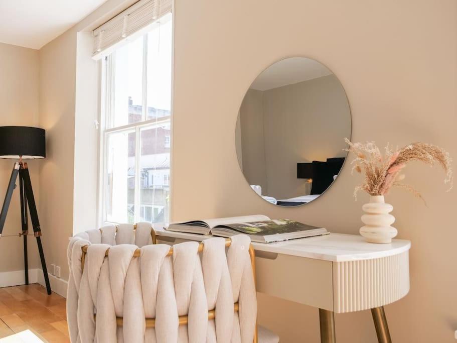 Stylish 2 Bed Flat On The Iconic Portobello Road *