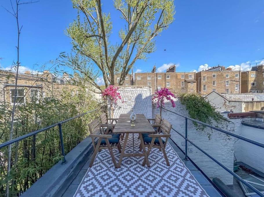 Stylish 2 Bed Flat On The Iconic Portobello Road London